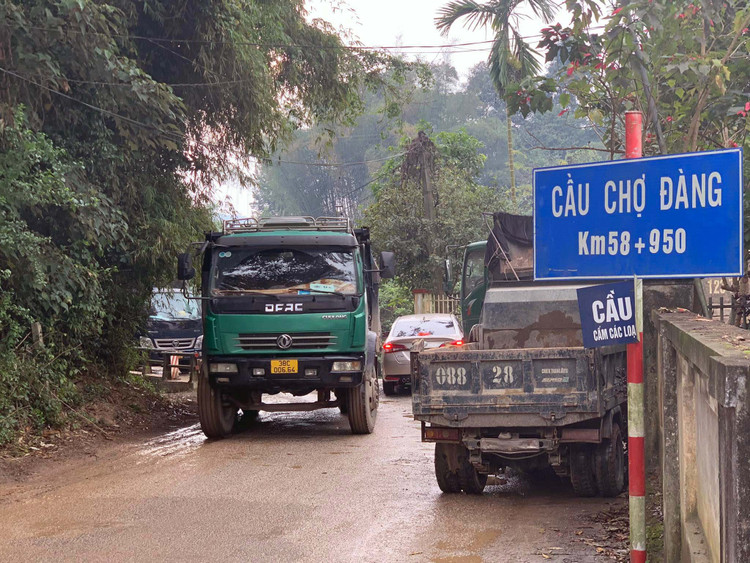 Cầu Chợ Đàng có tải trọng 10 tấn, nhưng hàng ngày phải &quot;cõng&quot; hàng trăm lượt xe tải trọng lớn lưu thông.