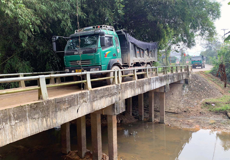 Cầu Chợ Đàng phải &quot;oằn mình&quot; gánh xe trọng tải lớn.