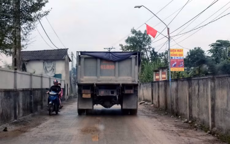 Người dân "thót tim" khi đi qua những hung thần.