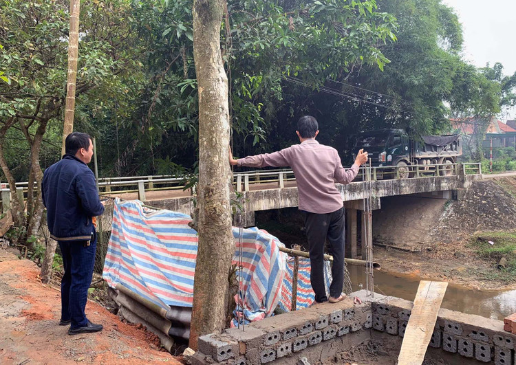 Người dân &quot;nín thở&quot; khi chứng kiến &quot;binh đoàn&quot; xe tải chở đất lưu thông qua cầu Chợ Đàng.