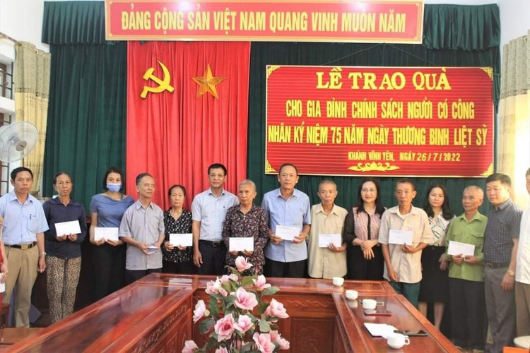 Lãnh đạo huyện Can Lộc tặng quà cho gia đình chính sách, người có công nhân kỷ niệm 75 năm Ngày Thương binh - Liệt sỹ.