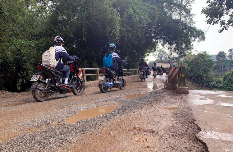 Tuyến đường Quốc lộ 281 bị xe tải chở đất từ mỏ Như Nam cày nát, nham nhở...