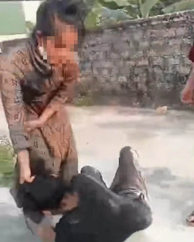 Hai nhóm nữ sinh đánh nhau.