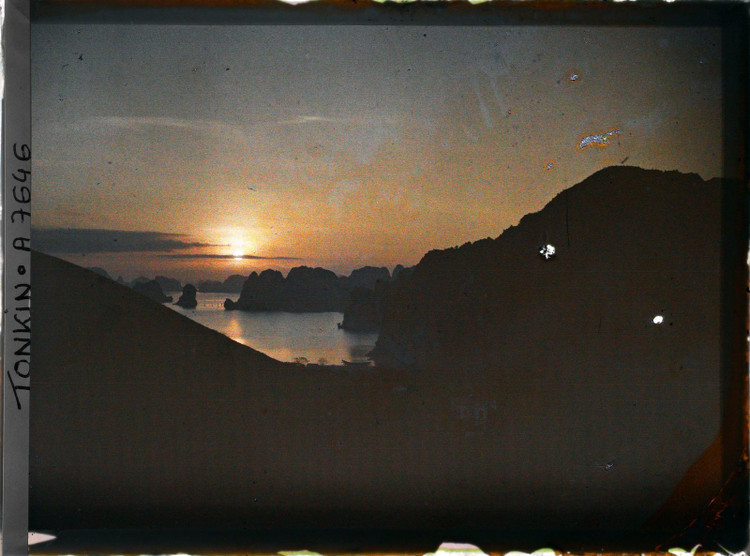 Ngat ngay voi ve dep vinh Ha Long trong anh mau nam 1916 (2)-Hinh-2