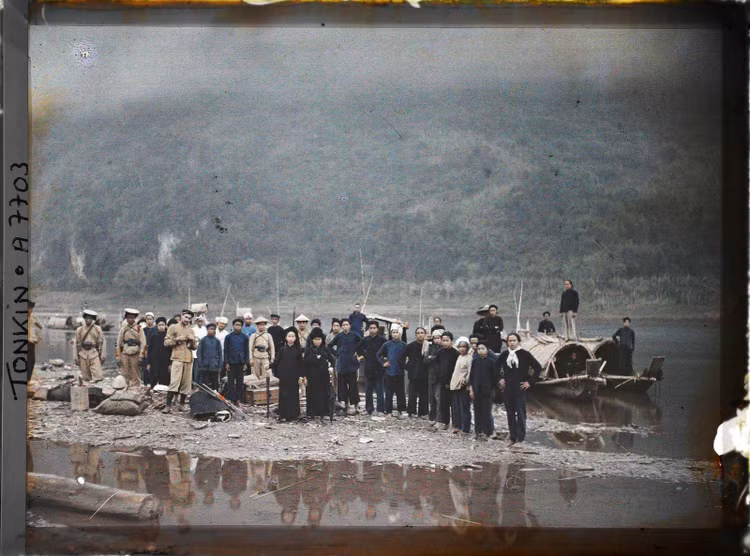 Hinh mau doc ve ghenh da khong lo tren song Da nam 1916-Hinh-11