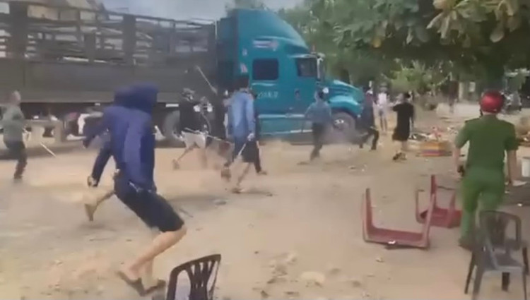 Hai nhóm thanh niên cầm hung khí lao vào đánh nhau...