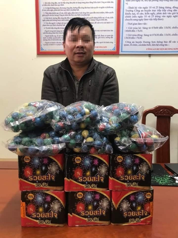 Lực lượng chức năng còn phát hiện Dũng cất giấu 6 hộp pháo hoa loại 36 quả, 6 bịch pháo bi.