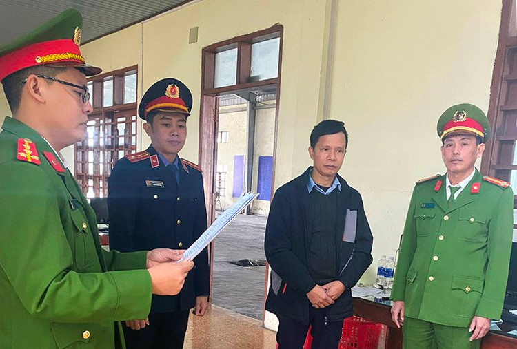 Cơ quan Cảnh sát điều tra đọc quyết định khởi tố bị can và thi hành lệnh khám xét nơi ở, nơi làm việc đối với Đặng Thành Chung.