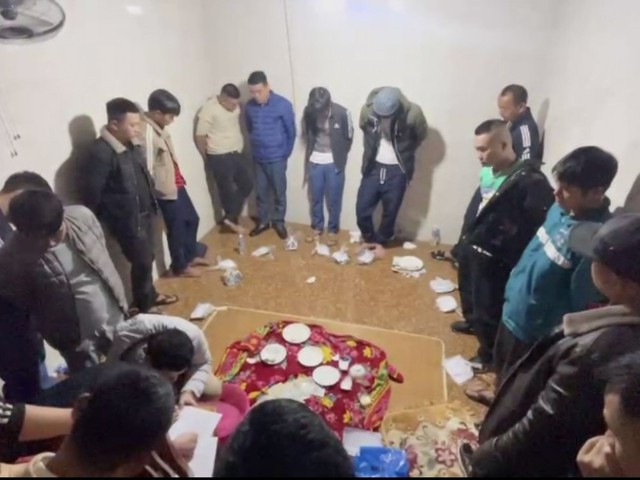 Các đối tượng cùng tang vật bị lực lượng chức năng bắt giữ.