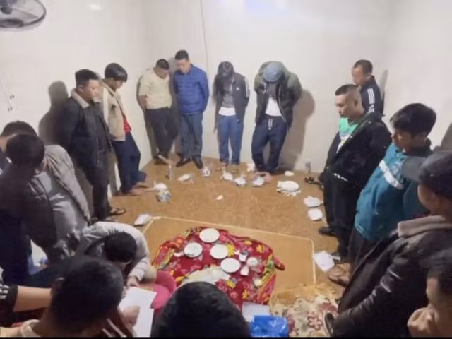 Các đối tượng cùng tang vật bị lực lượng chức năng bắt giữ.