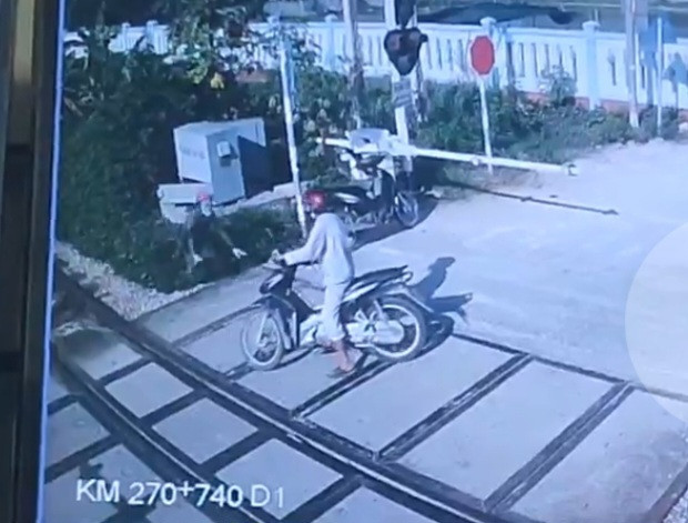 Người đàn ông liều mình băng qua đường sắt...