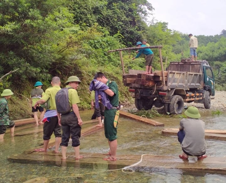 Lực lượng chức năng đang tiến hành thu giữ tang vật.