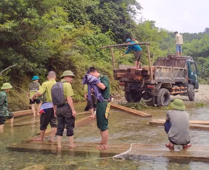 Lực lượng chức năng đang tiến hành thu giữ tang vật.