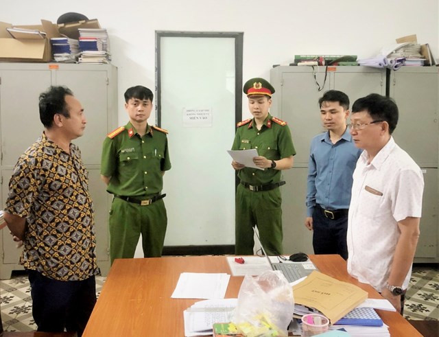 Cơ quan CSĐT đọc lệnh khởi tố đối tượng Vũ Anh Tuấn (áo sọc). Cơ quan CSĐT đọc lệnh khởi tố đối tượng Vũ Anh Tuấn (áo sọc).