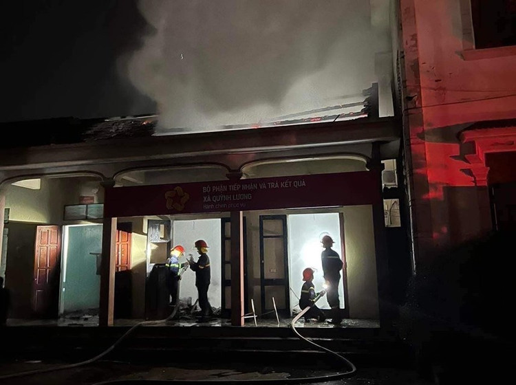 Lực lượng cứu hộ đang tiến hành dập lửa.