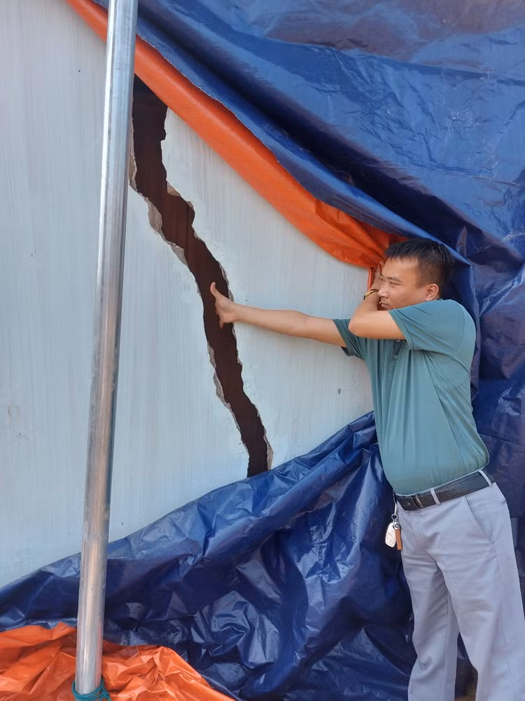 Tường nhà gia đình ông Chiến bị nứt toác gần 20cm, kéo dài khoảng 3m.