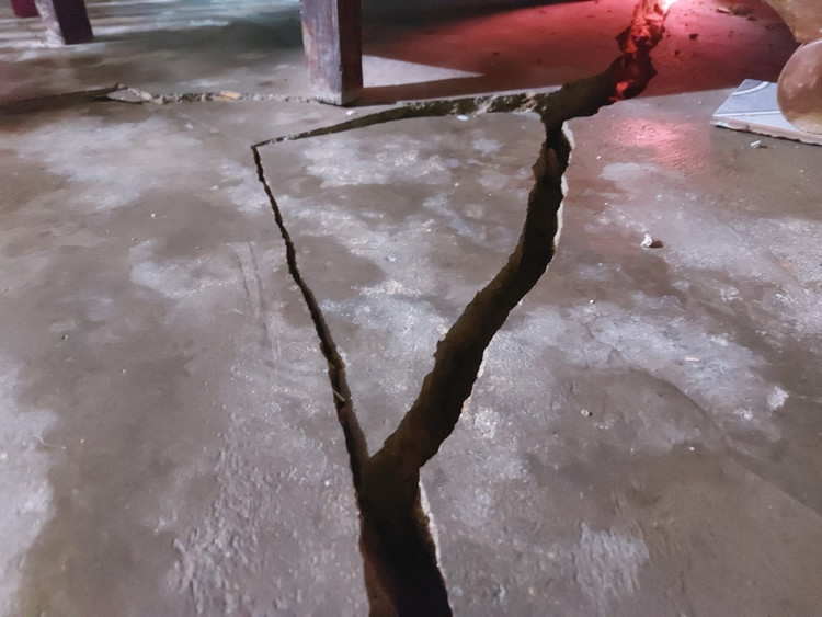 Nền nhà bị sụt lún, nứt nẻ.