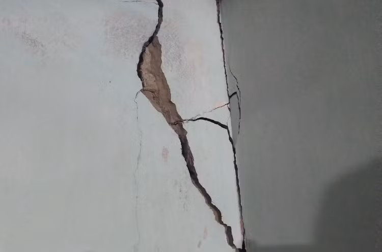 Những vết nứt chằng chịt trên tường.