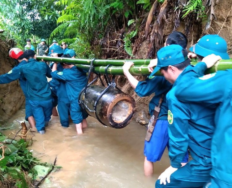 Lực lượng chức năng trục vớt, đưa quả bom đến khu vực hủy nổ.