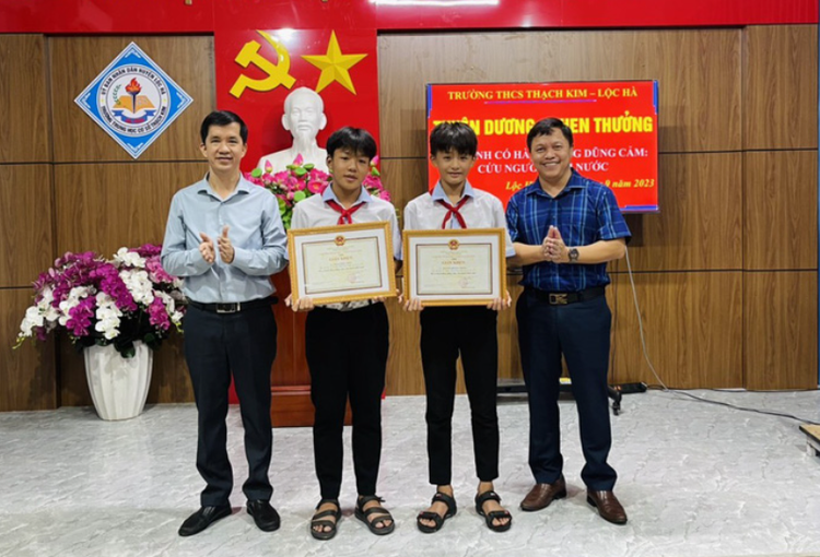 Hai em Sinh và Hoàng tại buổi tuyên dương khen thưởng. Hai em Sinh và Hoàng tại buổi tuyên dương khen thưởng.