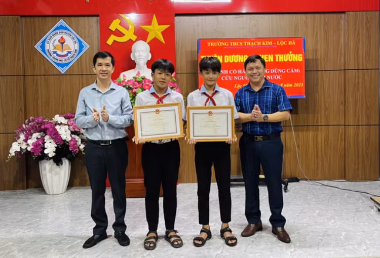 Hai em Sinh và Hoàng tại buổi tuyên dương khen thưởng.