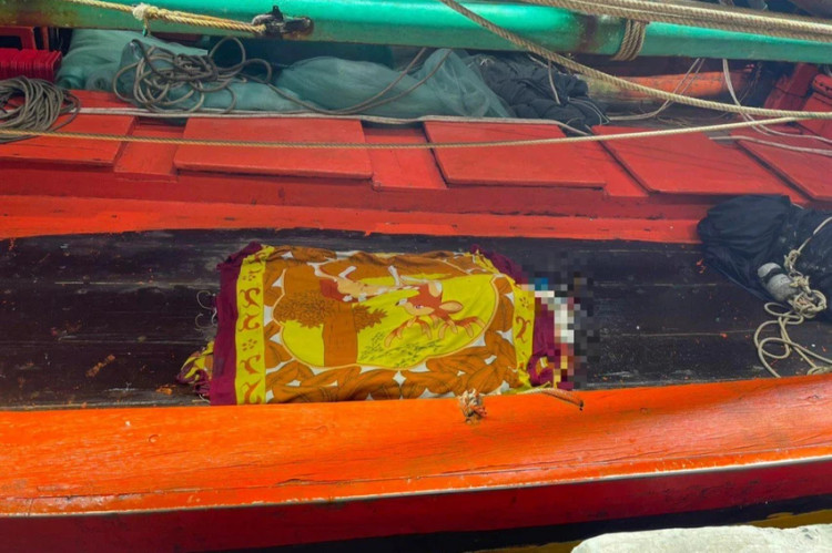 Thi thể nam giới được các ngư dân đưa vào bờ bàn giao cho lực lượng chức năng.