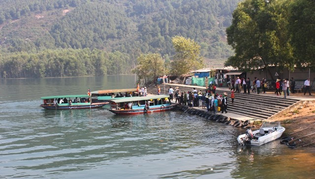 Bến thuyền đi chùa Hương Tích. Bến thuyền đi chùa Hương Tích.