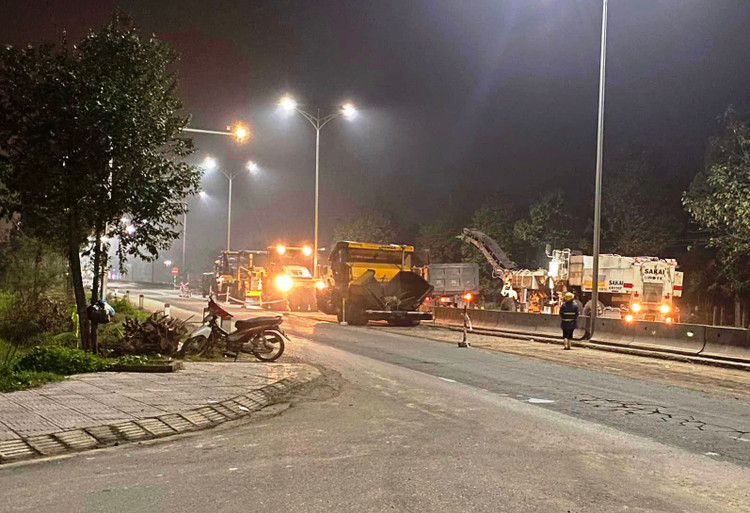 Máy chuyên dụng đang “đào” những đoạn đường bị hư hỏng, xuống cấp…