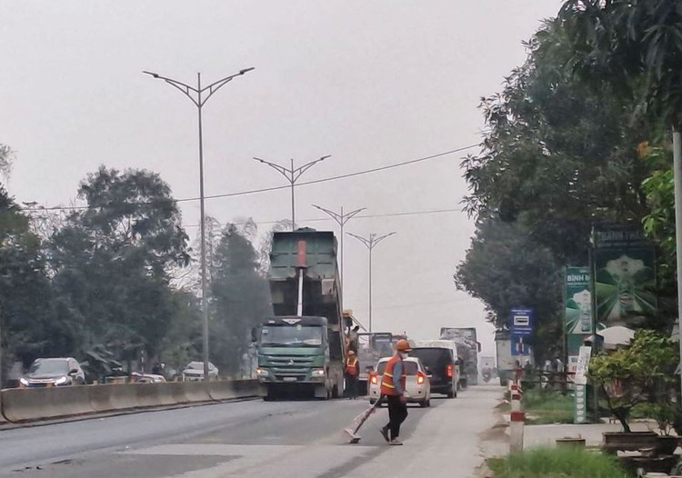 Quốc lộ 1 đoạn Nam cầu Bến Thủy - Tuyến tránh TP Hà Tĩnh đang được Tập đoàn Cienco4 &quot;vá&quot; lại.