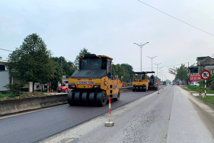 Quốc lộ 1A đoạn qua thị trấn Nghèn, huyện Can Lộc vừa được thảm nhựa.