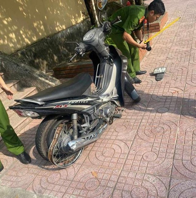 Chiếc xe máy bị tông bư hỏng nặng...