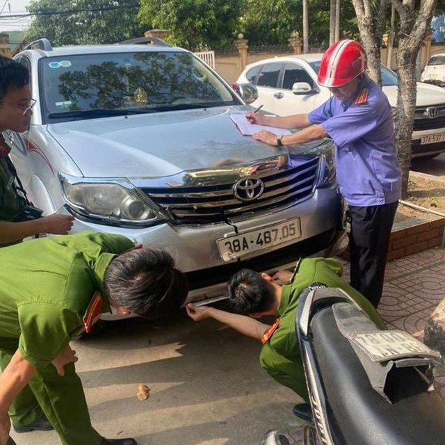 Lực lượng chức năng đang tiến hành khám nghiệm chiếc xe gây tai nạn.