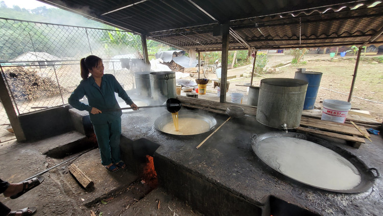 Người nấu mật mía phải đứng canh bên nồi trong nhiều giờ liền. Người nấu mật mía phải đứng canh bên nồi trong nhiều giờ liền.