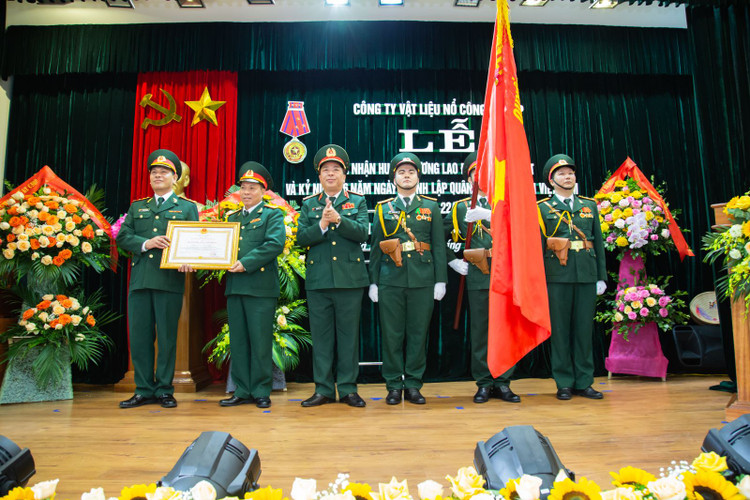 Công ty Vật liệu nổ công nghiệp đón nhận Huân chương Lao động hạng Nhất