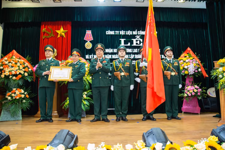 Công ty Vật liệu nổ công nghiệp đón nhận Huân chương Lao động hạng Nhất