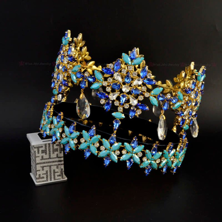 Blue Rhinestones được làm từ vàng, kim cương, đá sapphire và rất nhiều loại đá quý khác như ngọc lam, pha lê,... Theo ước tính, chiếc vương miện này có giá lên đến 2 triệu USD (45 tỷ đồng).Blue Rhinestones được làm bởi gia đình Garrards - thợ hoàn kim của nữ hoàng Elizabeth II.