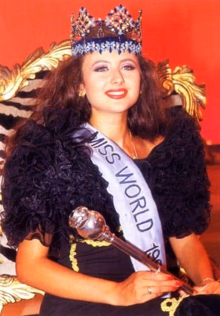 Ban đầu, chiếc vương miện không phải do Miss World đặt làm mà là món quà mà nữ hoàng Elizabeth II đã tặng để tôn vinh những hoạt động ý nghĩa của tổ chức.