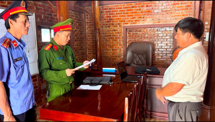 Cơ quan CSĐT đọc quyết định khởi tố bị can đối với Lê Văn Đàn.