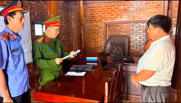 Cơ quan CSĐT đọc quyết định khởi tố bị can đối với Lê Văn Đàn.