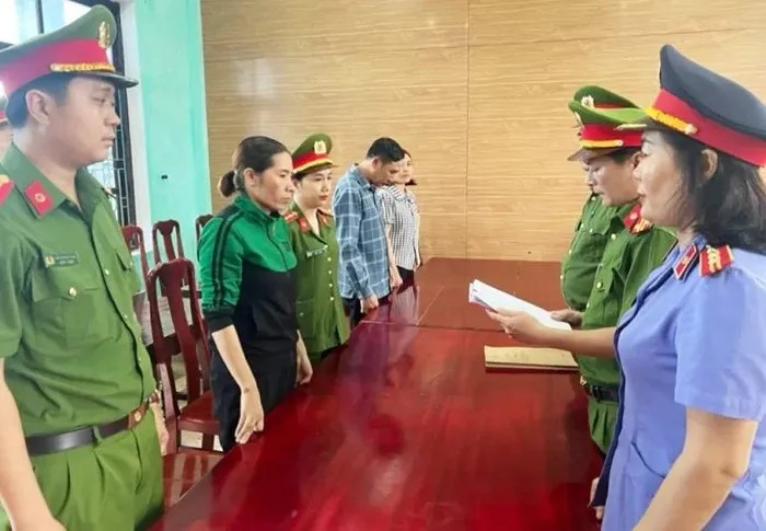 Cơ quan CSĐT Công an tỉnh Quảng Bình đọc lệnh khởi tố đối với Nguyễn Thị Loan.