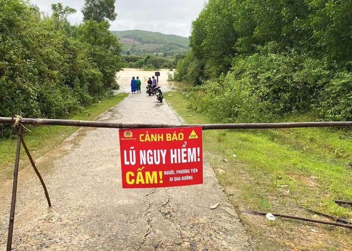 Mưa lớn làm nhiều tuyến đường liên thôn tại xã Kỳ Lạc, huyện Kỳ Anh bị chia cắt.