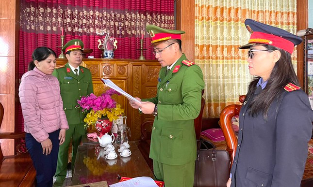 Cơ quan CSĐT đọc lệnh khởi tố bị can đối với Dương Thị Thiếu. Cơ quan CSĐT đọc lệnh khởi tố bị can đối với Dương Thị Thiếu.