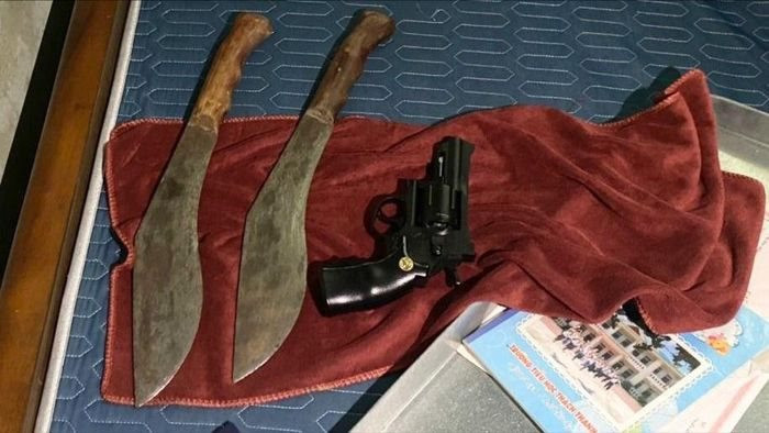 Lực lượng công an thu giữ súng, dao kiếm tại nhà đối tượng Nguyễn Doãn Hành.