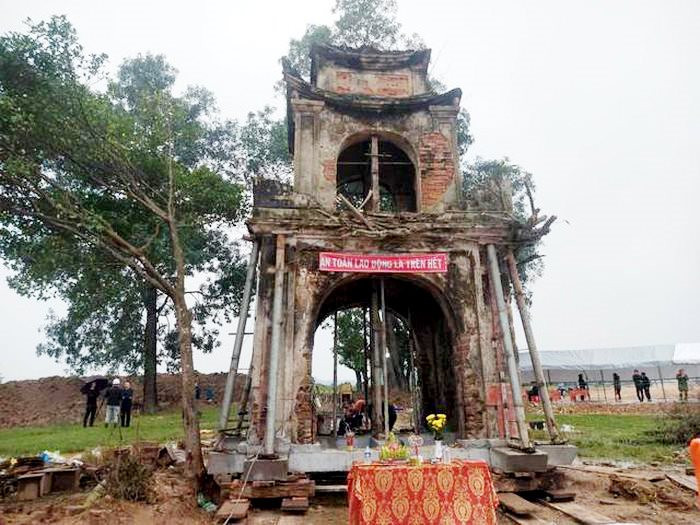 Cổng tam quan Đền thánh Vân Chàng có niên đại hàng trăm năm tuổi.