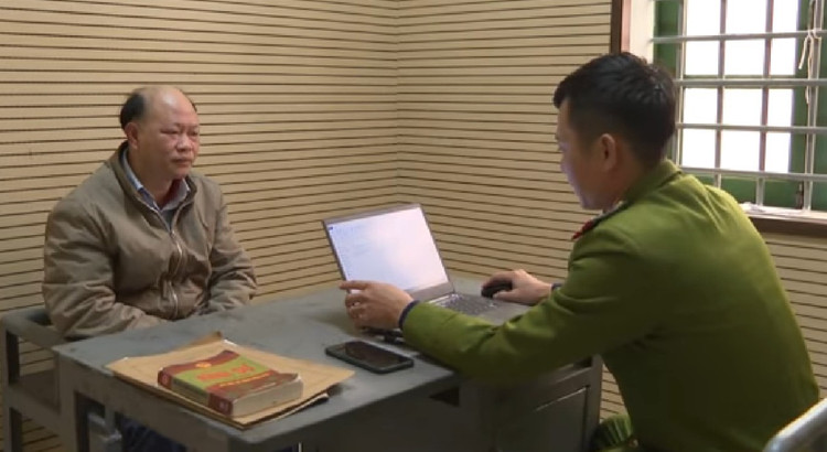 Đối tượng Hoàng Xuân Phùng (cán bộ Chi cục Thuế Kỳ Anh) làm việc với Cơ quan Cảnh sát điều tra.