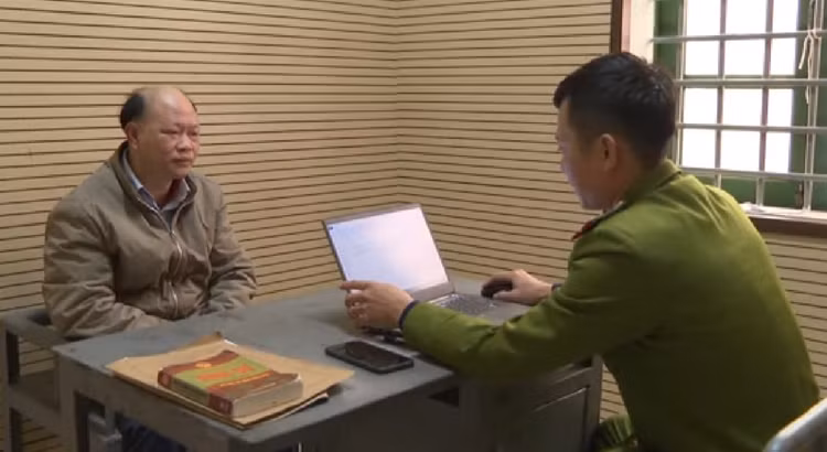 Đối tượng Hoàng Xuân Phùng (cán bộ Chi cục Thuế Kỳ Anh) làm việc với Cơ quan Cảnh sát điều tra.