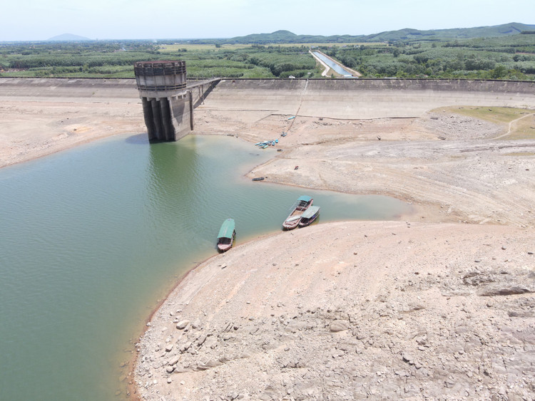 Do nắng nóng, khô hạn kéo dài khiến cho hồ Kẻ Gỗ bị cạn kiệt nước.