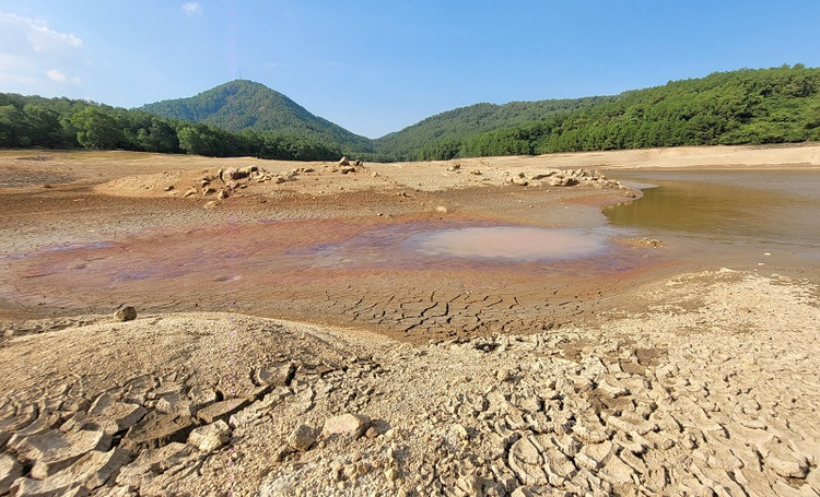 Hồ Thiên Tượng bị cạn khô, nứt nẻ...