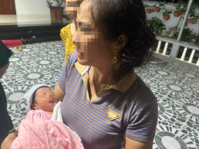 Bé gái sơ sinh 7 ngày tuổi bị bỏ rơi trước cổng nhà dân.