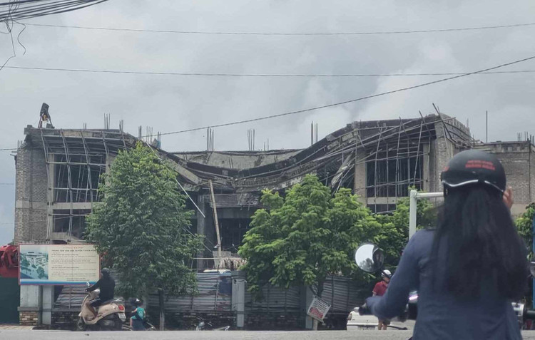 Công trình Trung tâm Văn hoá huyện Tuyên Hoá bị sập giàn giáo ở khu vực sảnh trước.